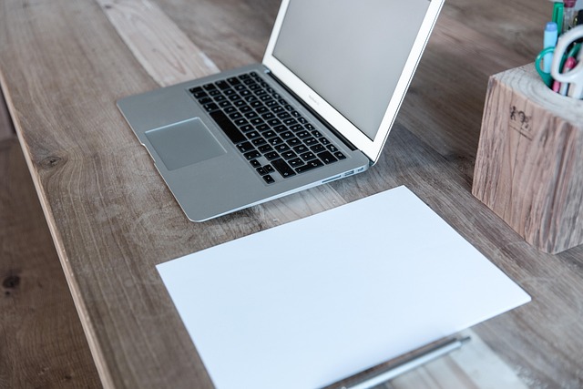 Professionelles Coaching-Setup mit Laptop und Notizen